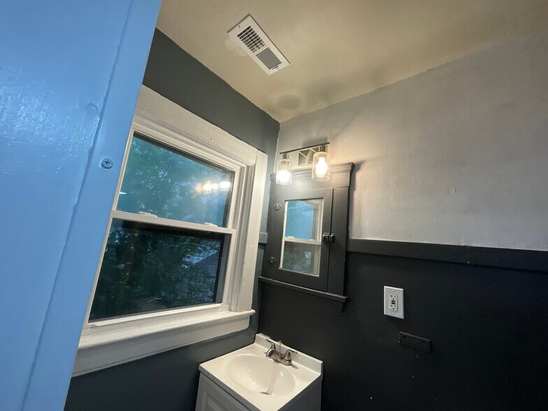 Building Photo - 7608 Harvard Ave