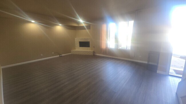 Building Photo - 2 Bedroom 1.5 Bath available now