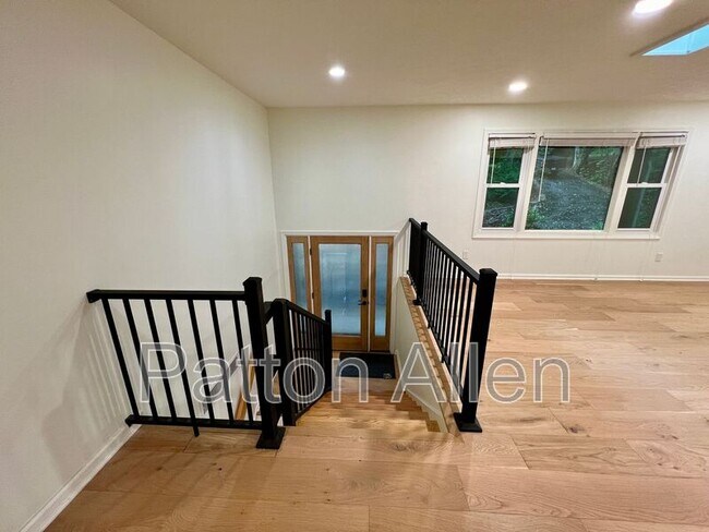 Building Photo - 9 Ravenwood Ln