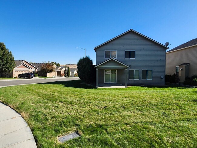 Building Photo - 1/2 off First Month's Rent- South Richland Location, 3 bed, 2.5 ba + Bonus Room
