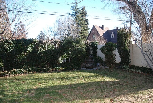 Building Photo - Newlands Manor 3 BR/2.5 Bath/2 Car Garage Custom Home