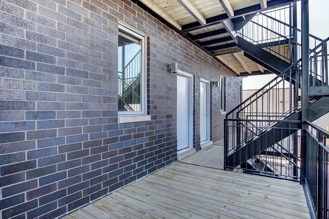 Building Photo - 2538 W Addison St
