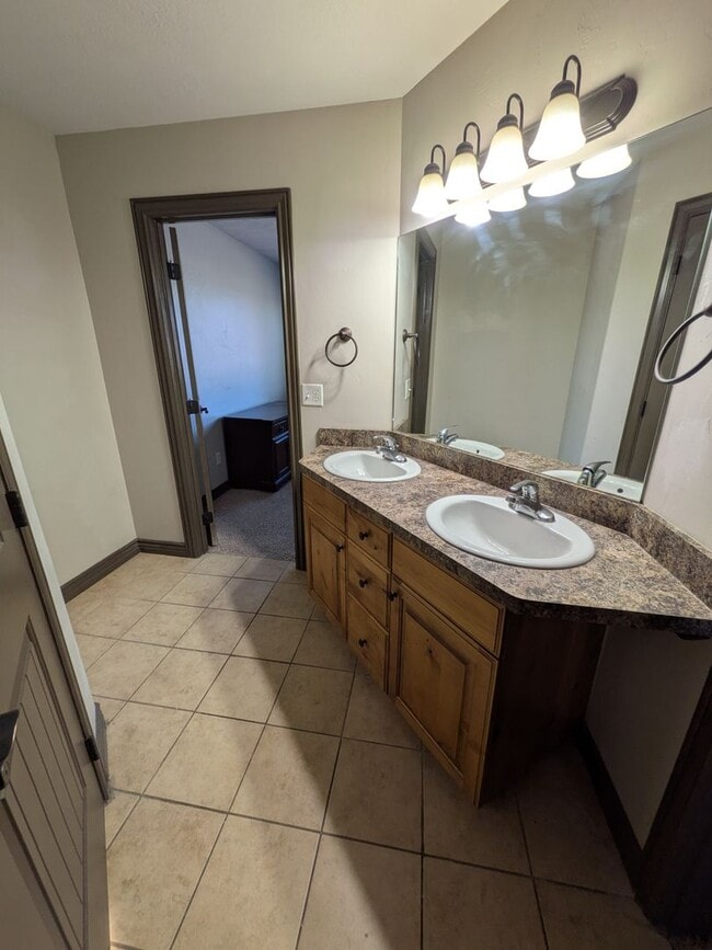 Building Photo - 3 bed 1.5 bath IMMACULATE END-UNIT Townhome in the Meadows