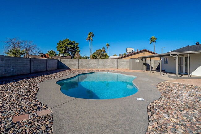 Building Photo - Charming Tempe home with a pool!