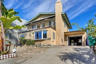 Building Photo - Great two story home in Pacific Beach clos...