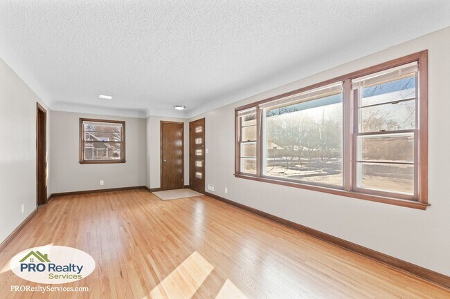 Building Photo - 3 Bedroom Home in St. Louis Park