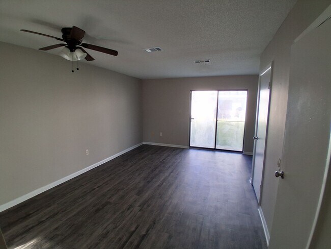 Building Photo - 2 Bedroom/1.5Bath Townhome on Bemiss