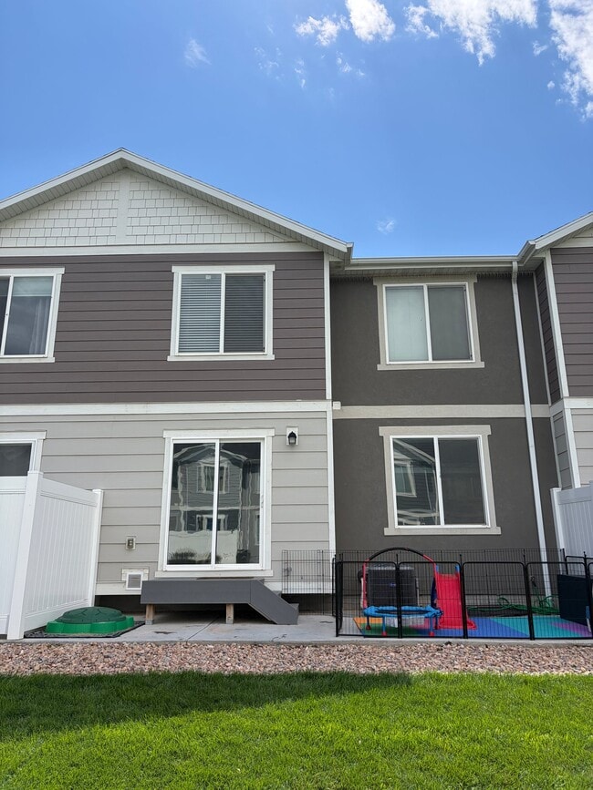 Building Photo - 976 W Fox Run Ave