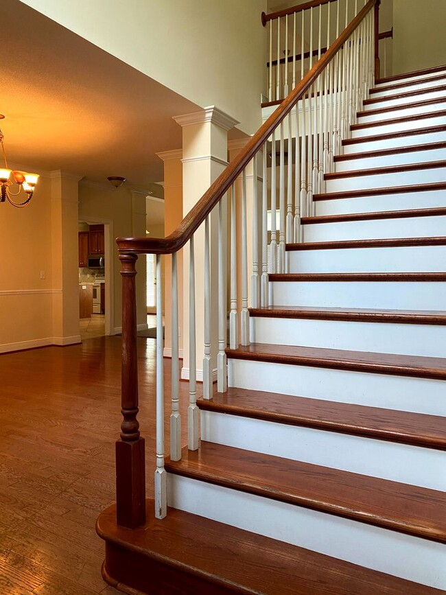 Building Photo - Large Home Settled on Culd-e-sac