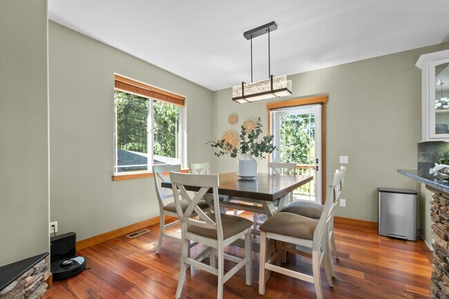 Building Photo - 3 Bed, 3 Bath Custom Built Home in Sudden Valley