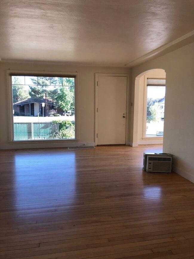 Building Photo - Old SW Reno Remodeled Duplex