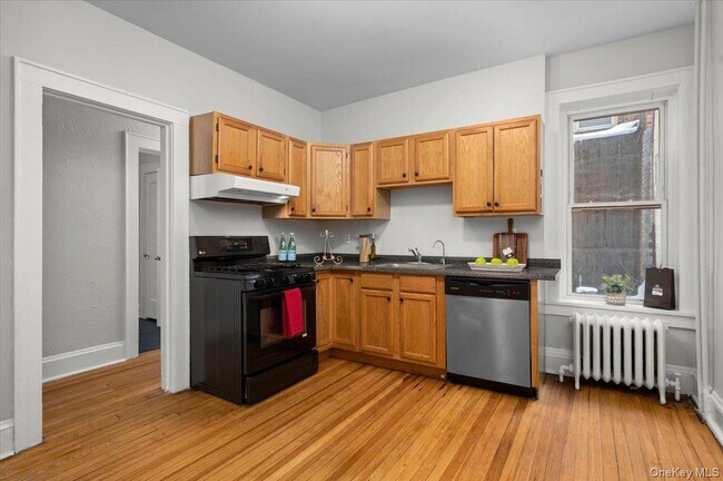 Building Photo - 548 Warburton Ave