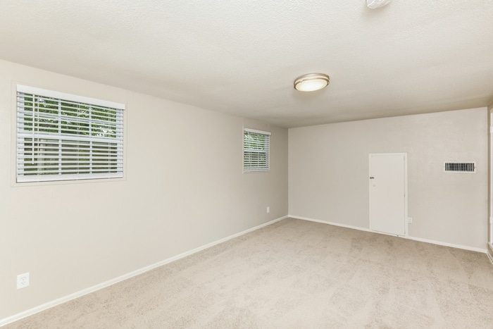 Building Photo - 2417 Skyline Dr