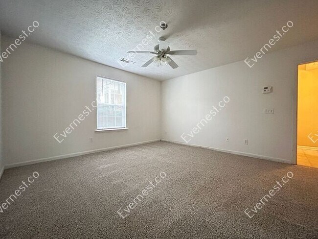 Building Photo - Bright 3-Bedroom Townhome with Ample Space...