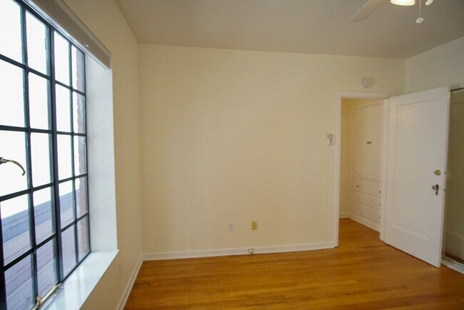 Building Photo - Fabulous 1Bdr on Mississippi Ready Late No...