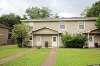 Building Photo - NE Pensacola 2 story  updated townhouse ne...
