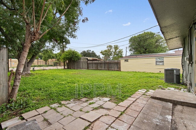 Building Photo - 717 E Jim Hogg Ave