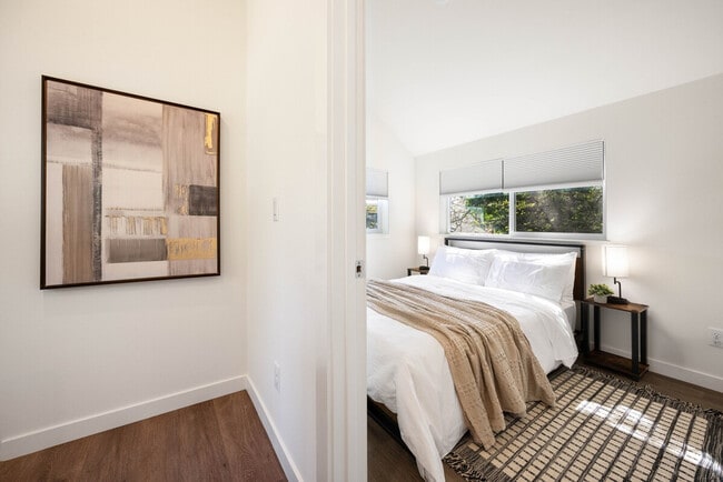 Building Photo - 11520 Roosevelt Way NE