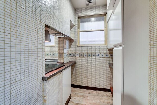 Building Photo - 2881 Observatory Ave