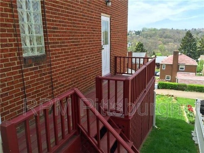 Building Photo - 2108 Lucina Ave