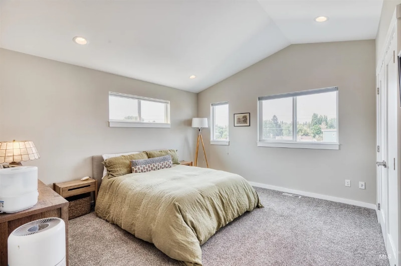 Building Photo - 1645 E 3rd St