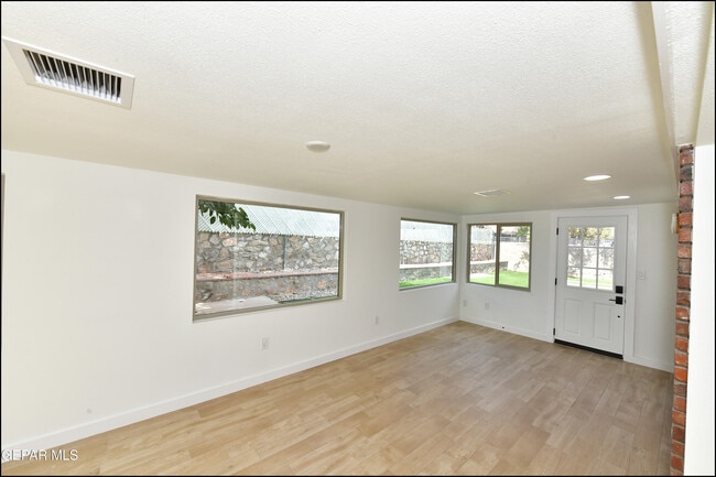 Building Photo - 3217 Wedgewood Dr