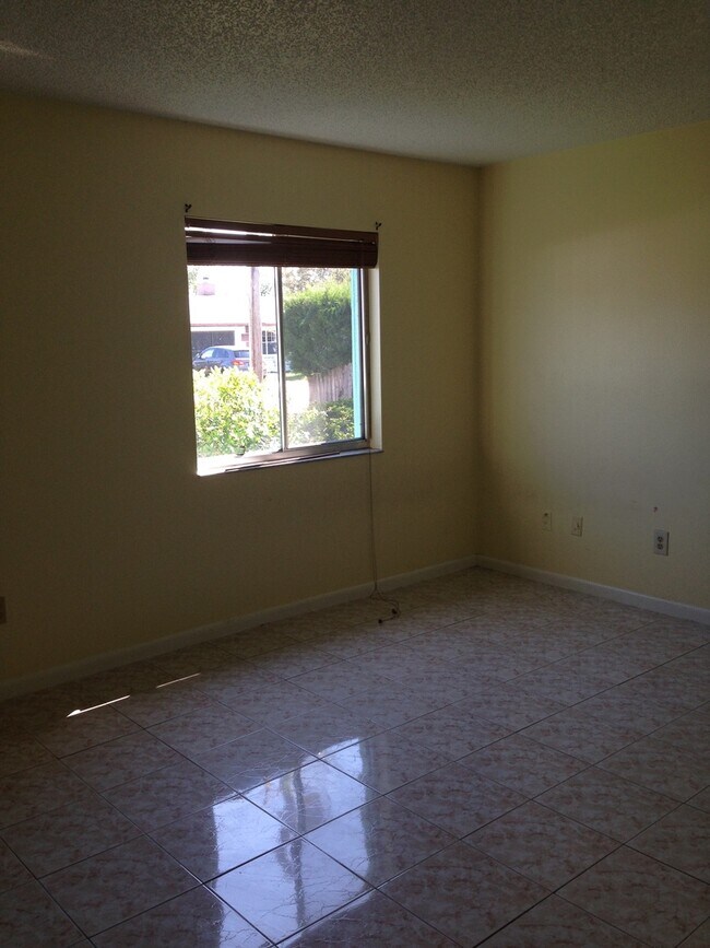 Building Photo - 394 Champlain Dr