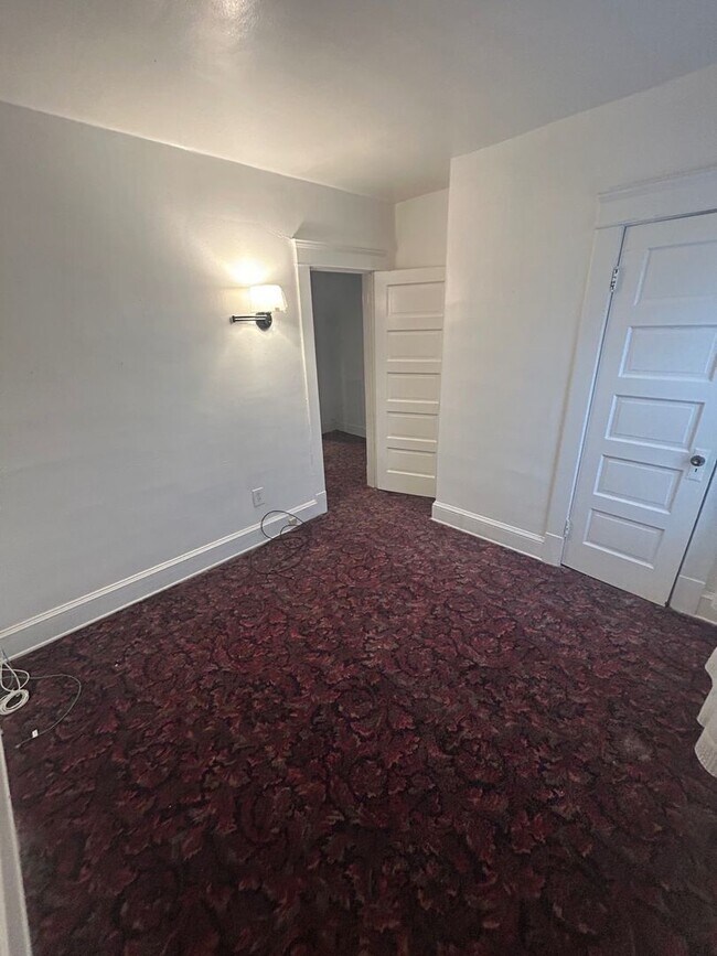 Building Photo - Charming 3-Bedroom Property in Prime Location