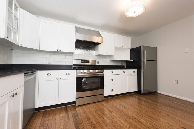 Building Photo - 202 11th St NE