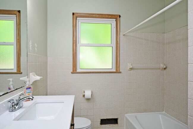 Building Photo - *Move-In Special!*  Beautiful 4 Bed 2.5 Ba...