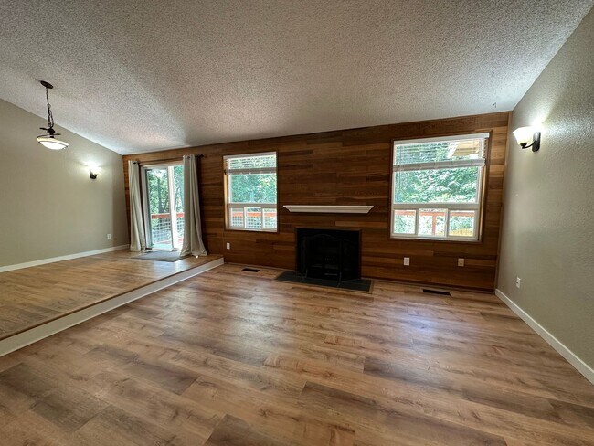 Building Photo - 3 Bed 2 Bath home with 2 Car Garage in Bellingham