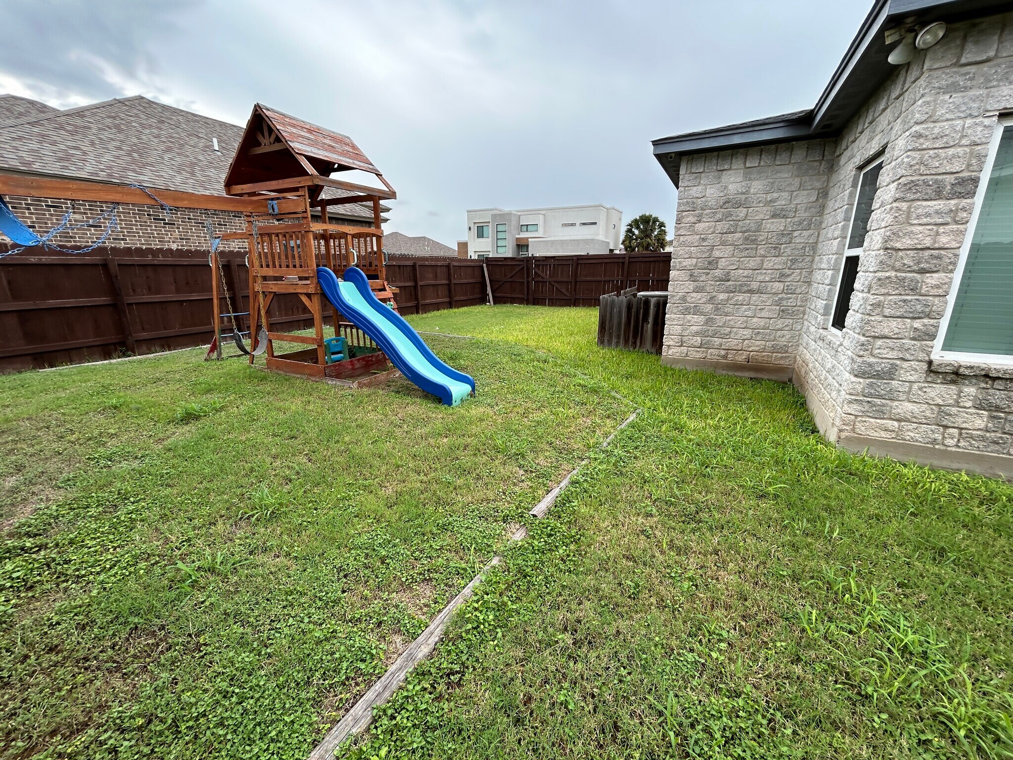 Building Photo - 4105 Lake View Dr