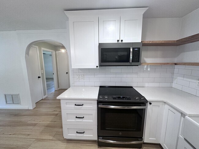 Building Photo - 1422 Byram Dr