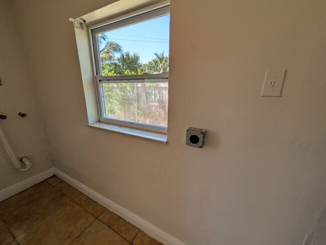 Building Photo - Spacious 3BR Rental with Outdoor Living Space