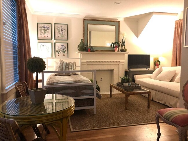 Building Photo - Available June 2026 – Furnished 1BR in Hundred Oaks | Utilities Included