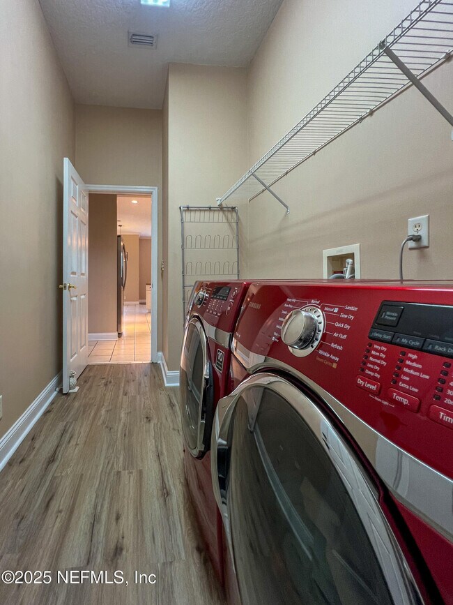 Building Photo - 1704 Tall Tree Dr E