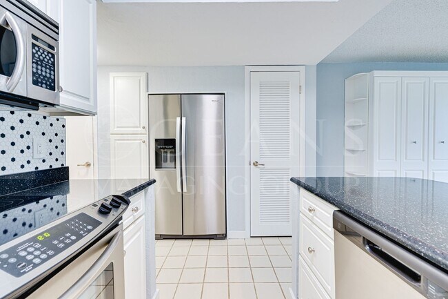 Building Photo - Charming Beachside 1-Bedroom Condo – Available Now