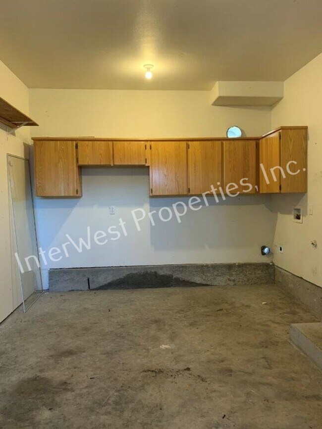 Building Photo - FLIK01-OPM