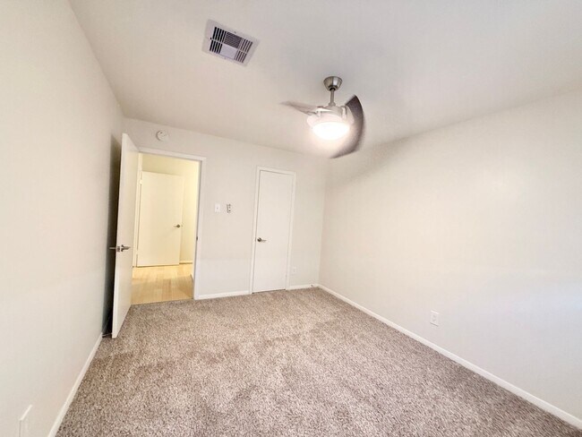 Building Photo - Elegant 3/2/2 home in Maplewood near Meyer...