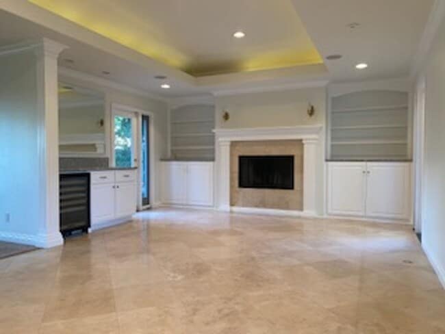 Building Photo - Elegant 4 bedroom, 3 bath large home locat...