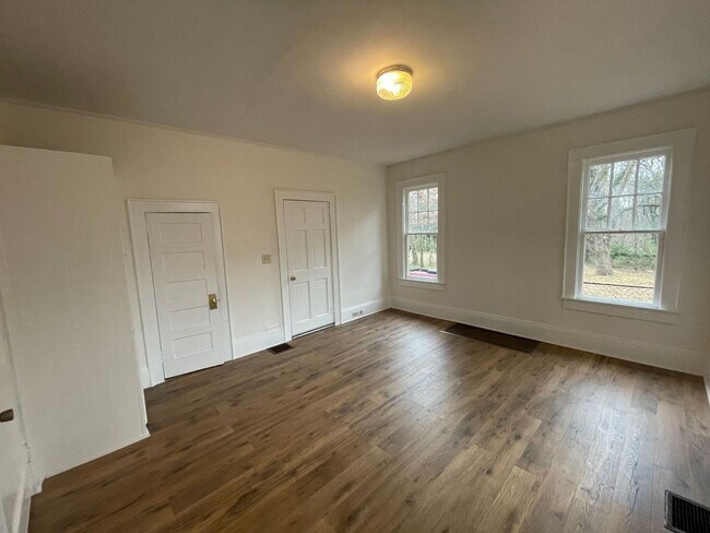 Building Photo - 4 bedroom 2 bathroom house available!   Freshly Painted-New Flooring