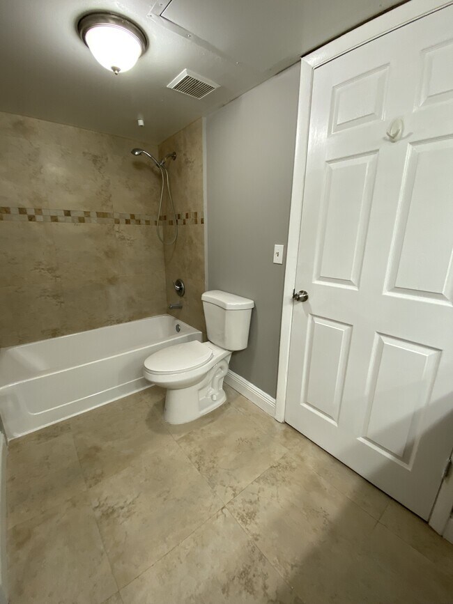 Building Photo - 2820 N Oakland Forest Dr