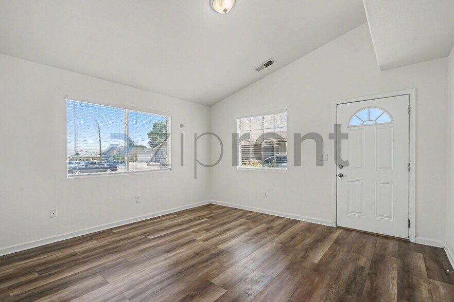 Building Photo - Unit D