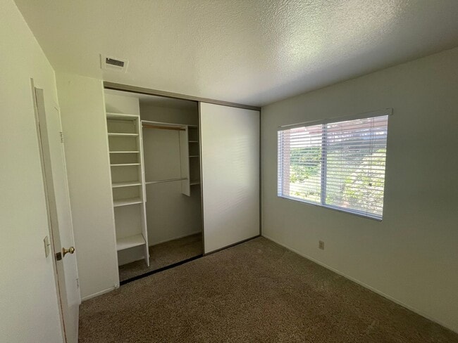 Building Photo - Great Location in Lake Forest