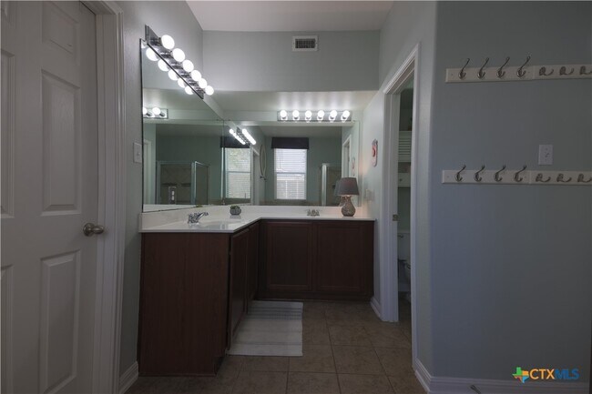 Building Photo - 421 Shadow Point