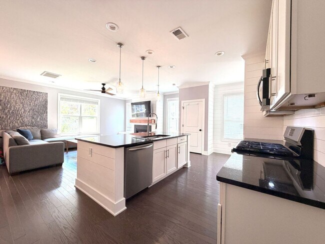 Building Photo - Available July 1st. Beautiful 4 BR/2.5 BA Home in Highly Desirable Park West! Landscaping included!