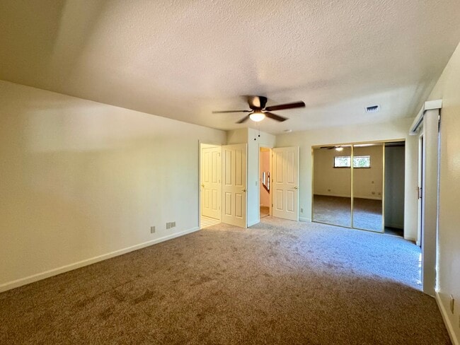 Building Photo - Spacious 3-bedroom, 2-bath multi-family home