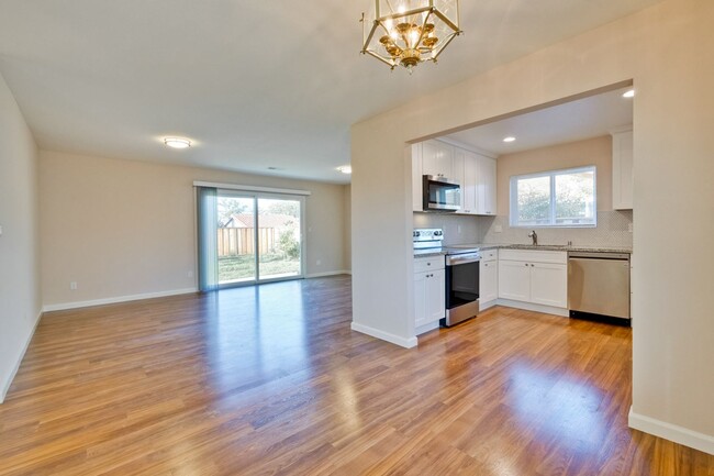 Building Photo - 1425 Sunshadow Ln