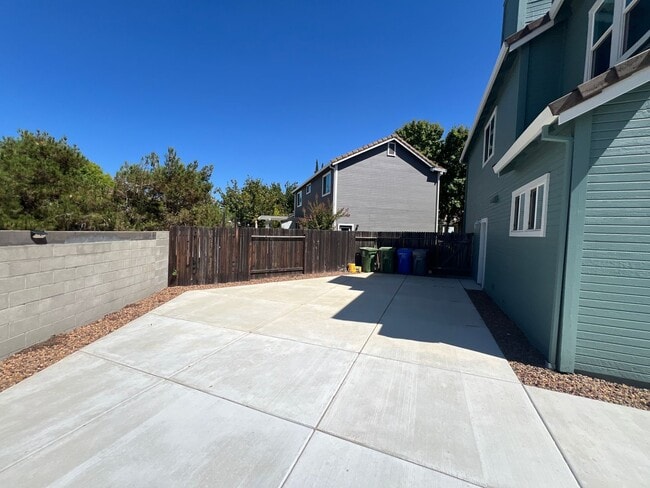 Building Photo - Natoma Station Home Near Schools, Lightrai...