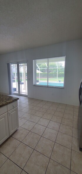 Building Photo - 420 SE 23rd Ln